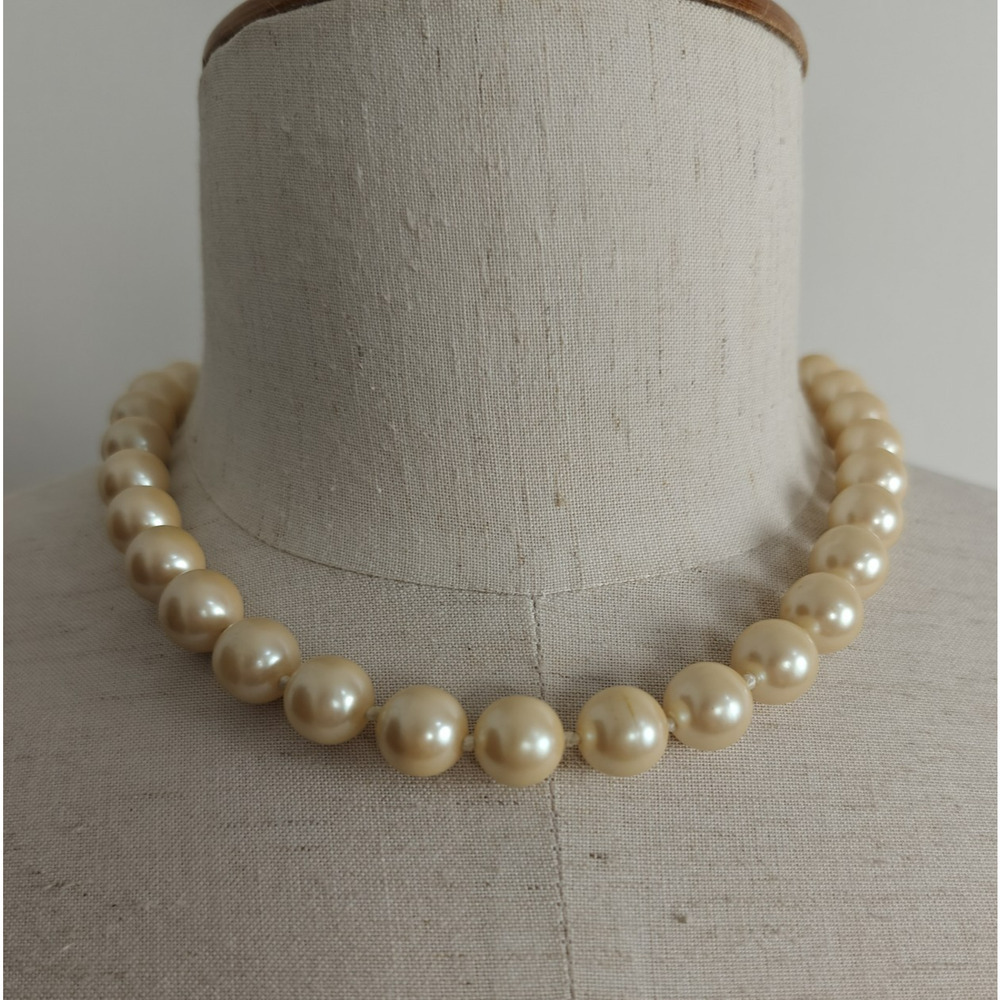 Vintage Signed Monet 17” Faux Pearl Necklace Chunky 10 mm Box Clasp Classic - Picture 2 of 6